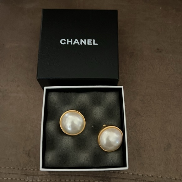 ✨ Vintage Chanel Pearl Clip-On Earrings with Box ✨ - Picture 4 of 4